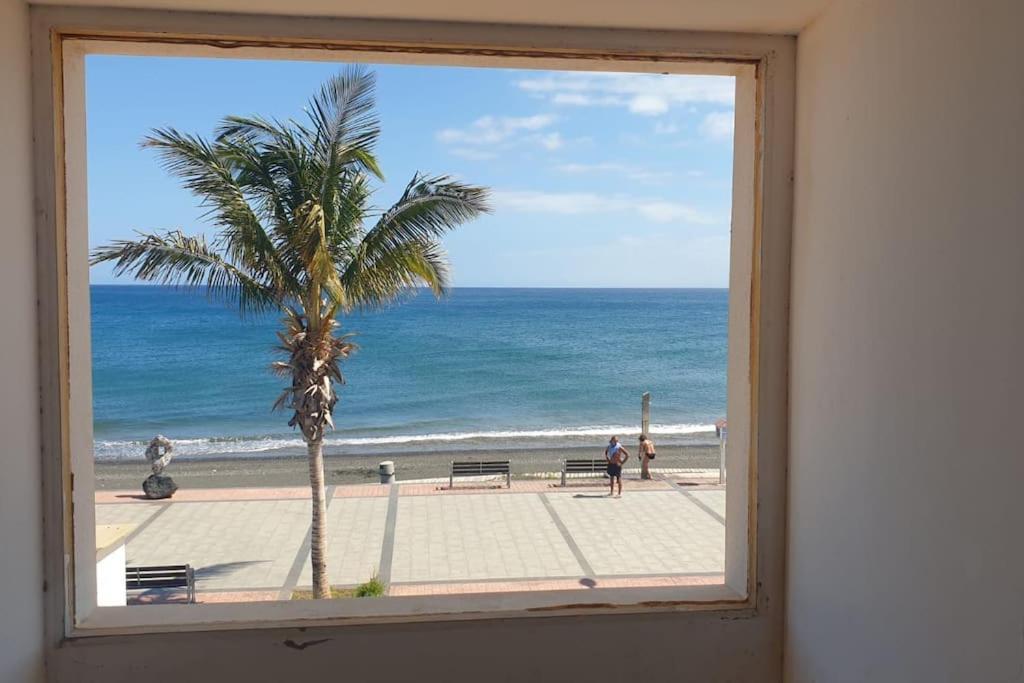 A Orillas De La Playa De Tarajalejo