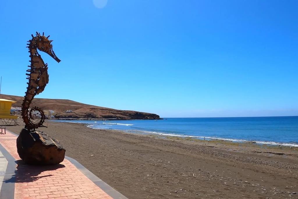 A Orillas De La Playa De *